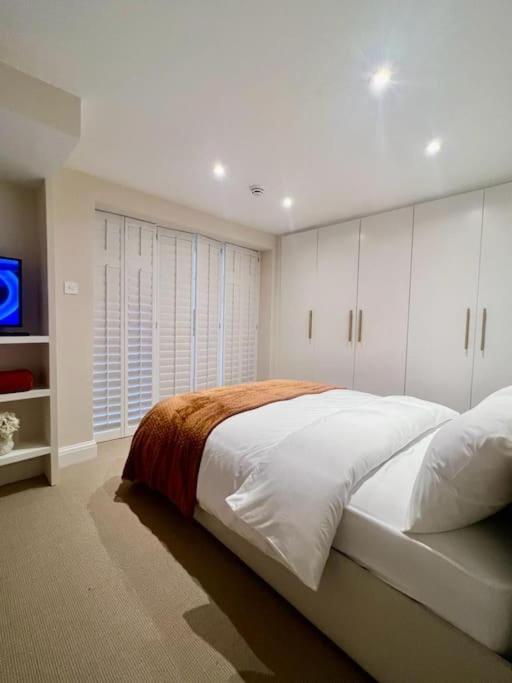New Flat In Holland Park Appartement Londen Buitenkant foto