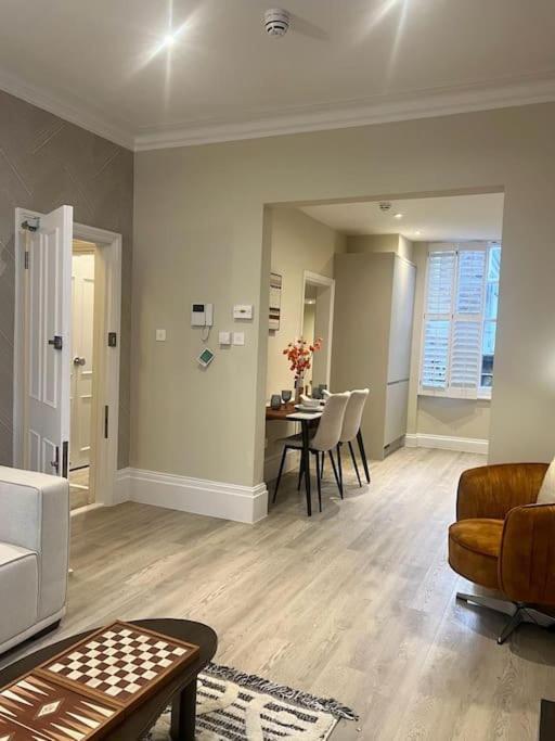 New Flat In Holland Park Appartement Londen Buitenkant foto